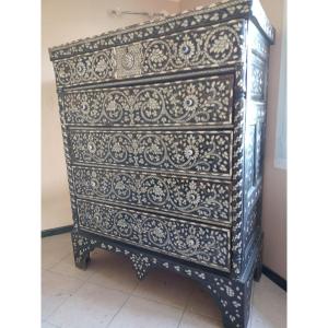 Ancienne commode syrienne, incrustation de nacre et d'os. Epoque début 20ème.