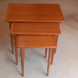 Suite de trois tables gigognes, Vintage danois des années 50-60, marqué "DANISH".