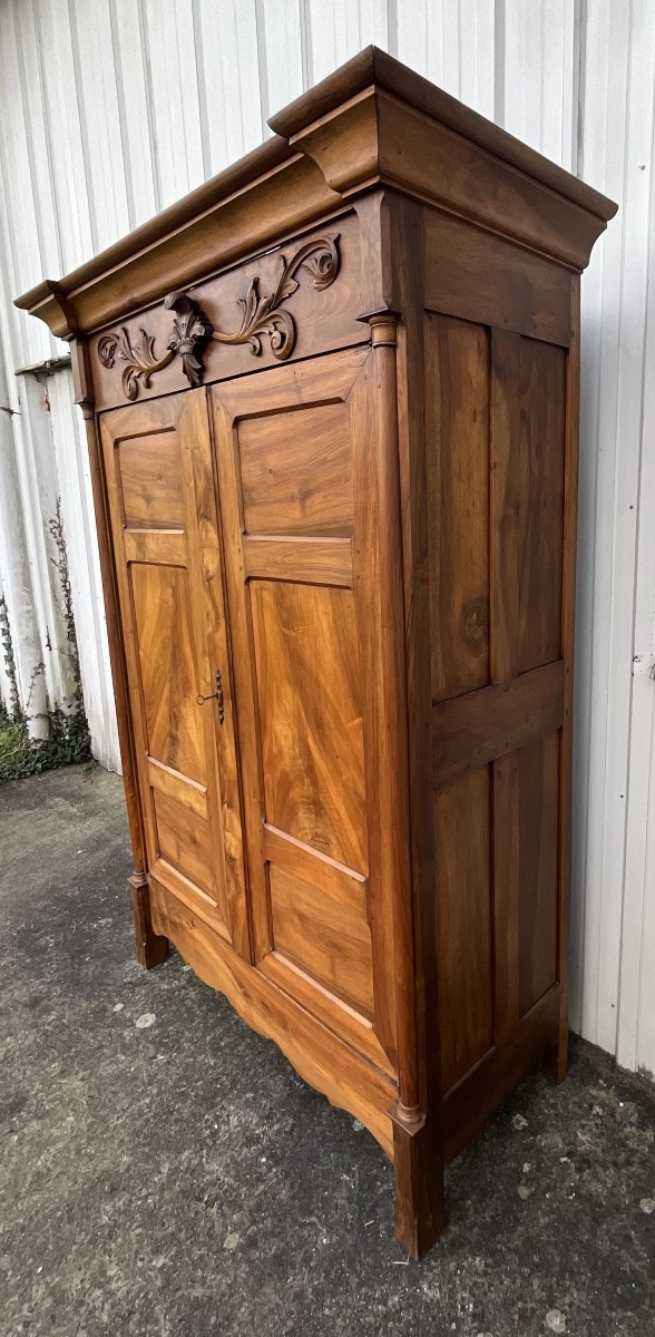 Armoire Empire en noyer massif  France, milieu du XIXe siècle