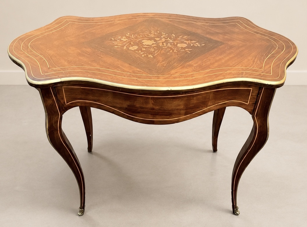  Table  d’appoint ou de milieu  Époque Napoléon III, style Louis XV