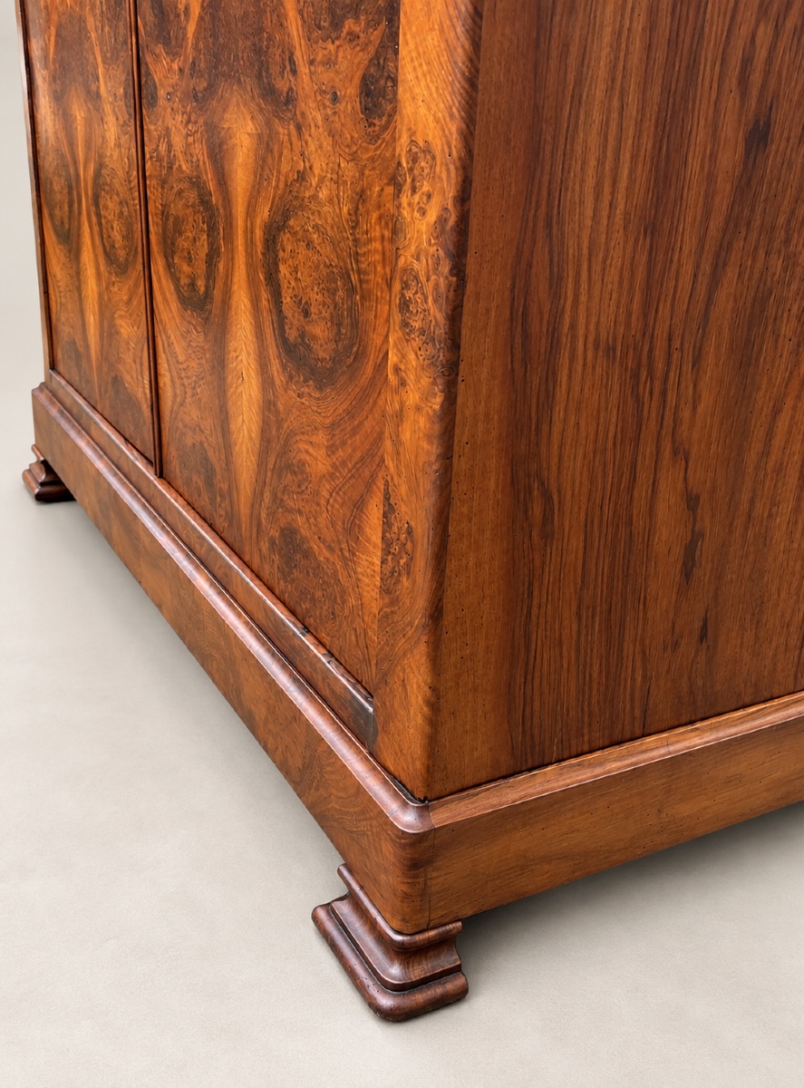 Armoire Louis-Philippe en ronce et loupe de noyer-photo-1