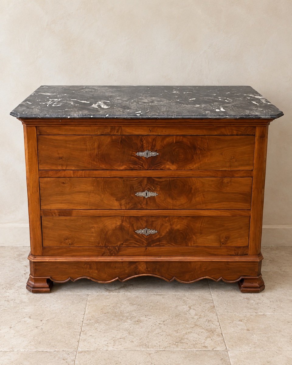 Commode française de style Louis-Philippe en ronce de noyer, fin du XIXe siècle