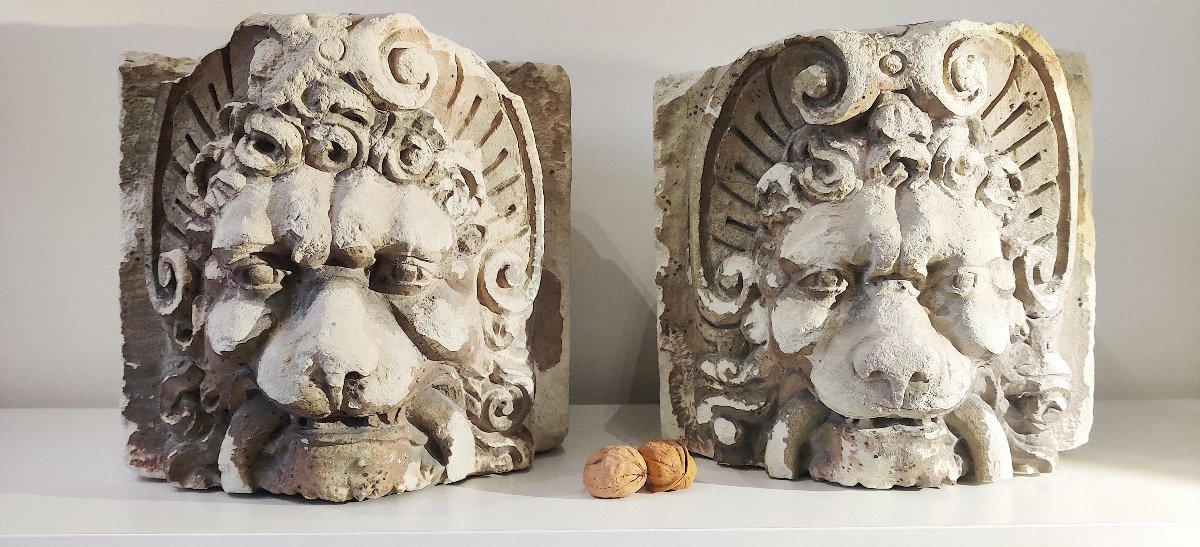Paire de grands éléments Renaissance en pierre sculptée" Têtes de Lion"  fin 16ème / déb 17éme.-photo-2