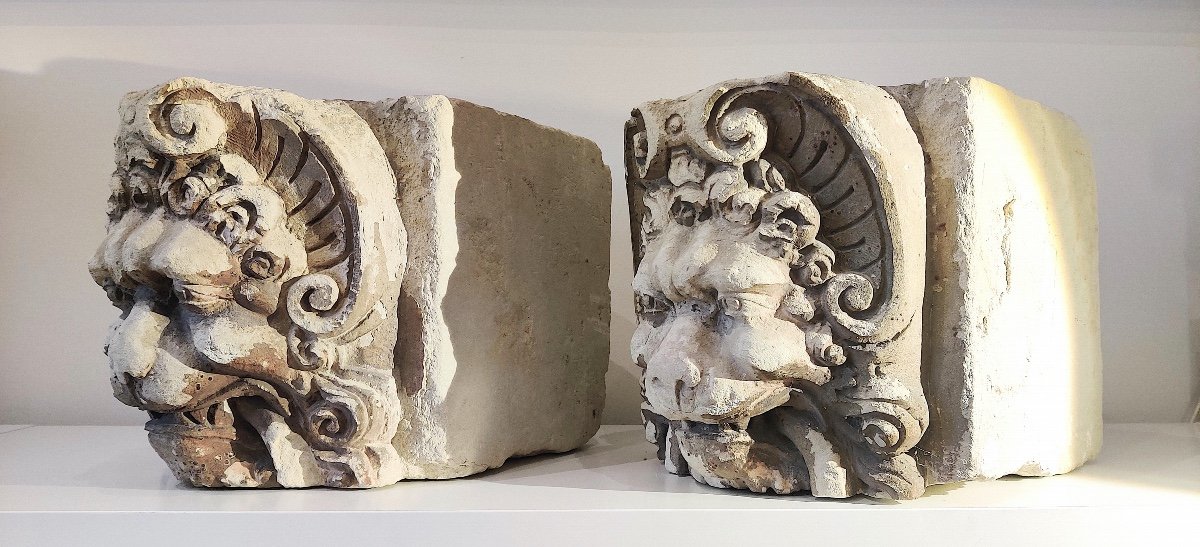 Paire de grands éléments Renaissance en pierre sculptée" Têtes de Lion"  fin 16ème / déb 17éme.-photo-1