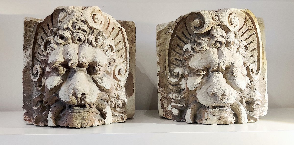 Paire de grands éléments Renaissance en pierre sculptée" Têtes de Lion"  fin 16ème / déb 17éme.