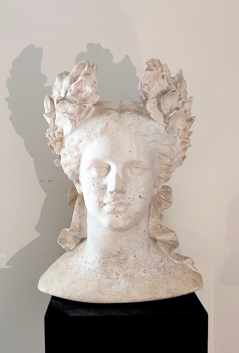 Grand buste en plâtre figurant une "Marianne" en Vestale à l'Antique , seconde moitié XIXème.