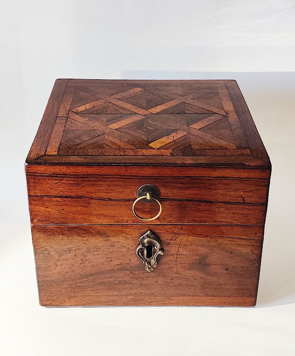 Beautiful Regency Box In Violet Wood Veneer, From The 18th Century.