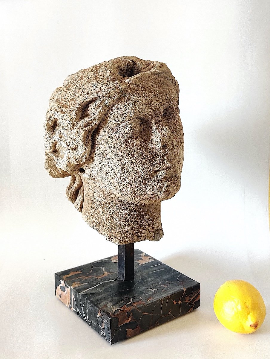 Tête de "Déesse à l'Antique " en pierre sculptée d'époque LXIV