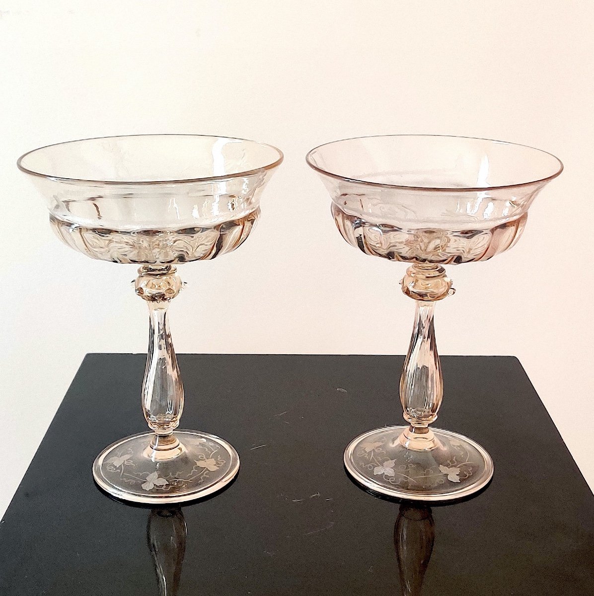 Paire de coupes sur pieds en verre de Venise à décor gravé " Chasse aux cerfs" , XIXème .