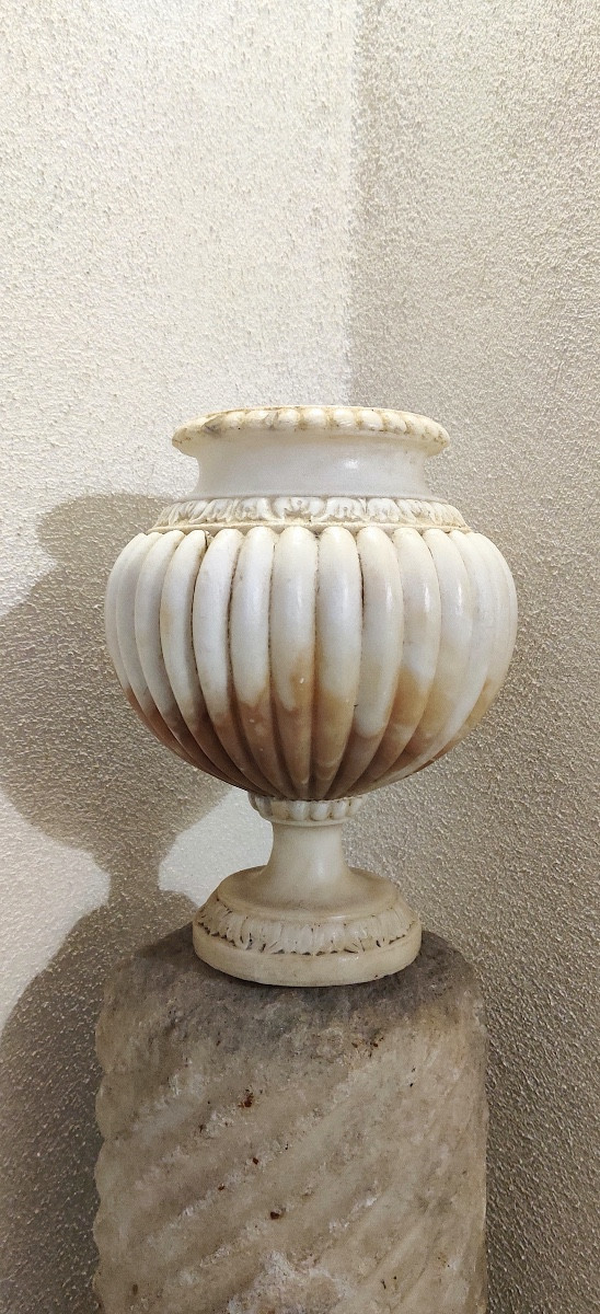 Vase à l'Antique en albâtre sculpté , époque seconde moitié XIXème.-photo-2