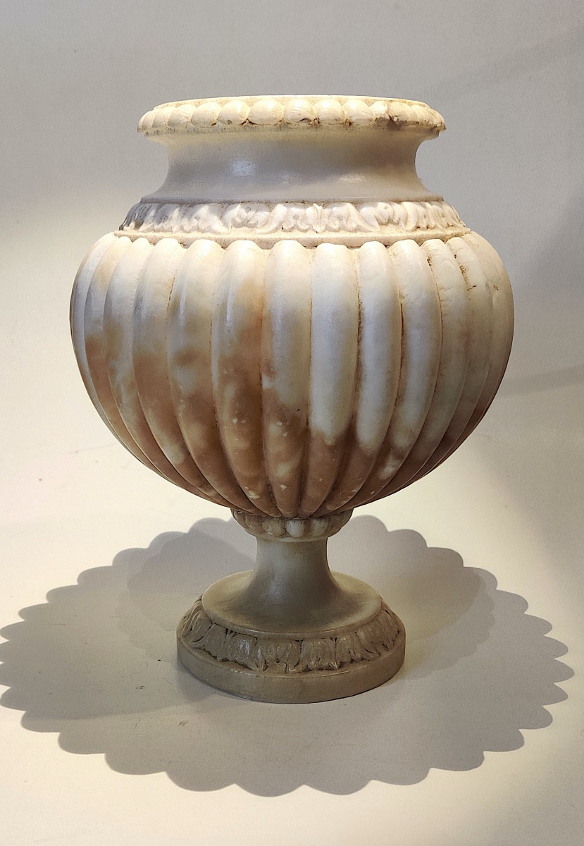 Vase à l'Antique en albâtre sculpté , époque seconde moitié XIXème.