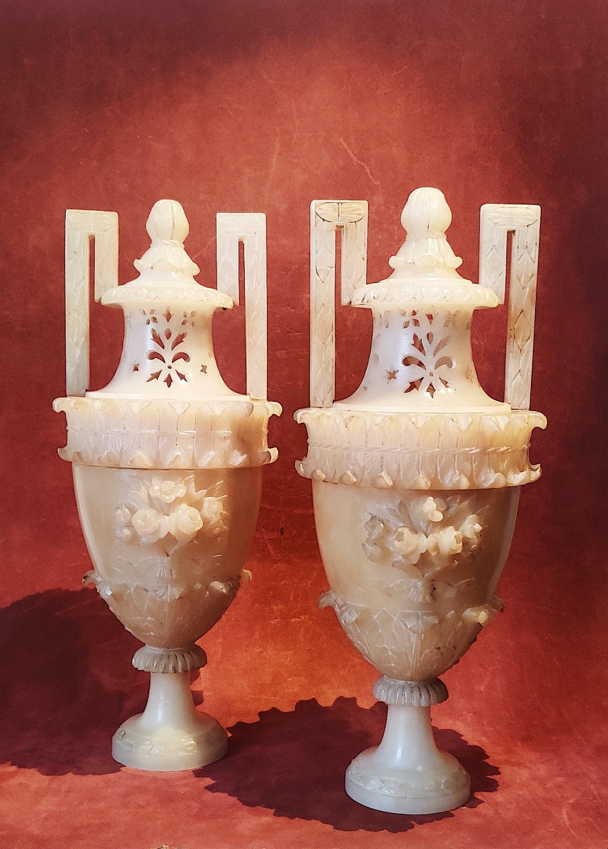 Paire de vases à l'Antique en albâtre sculpté , Grand Tour, première moitié XIXème .-photo-4