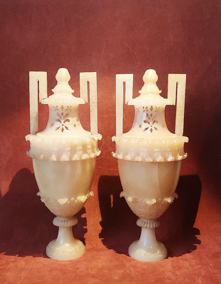 Paire de vases à l'Antique en albâtre sculpté , Grand Tour, première moitié XIXème .-photo-1
