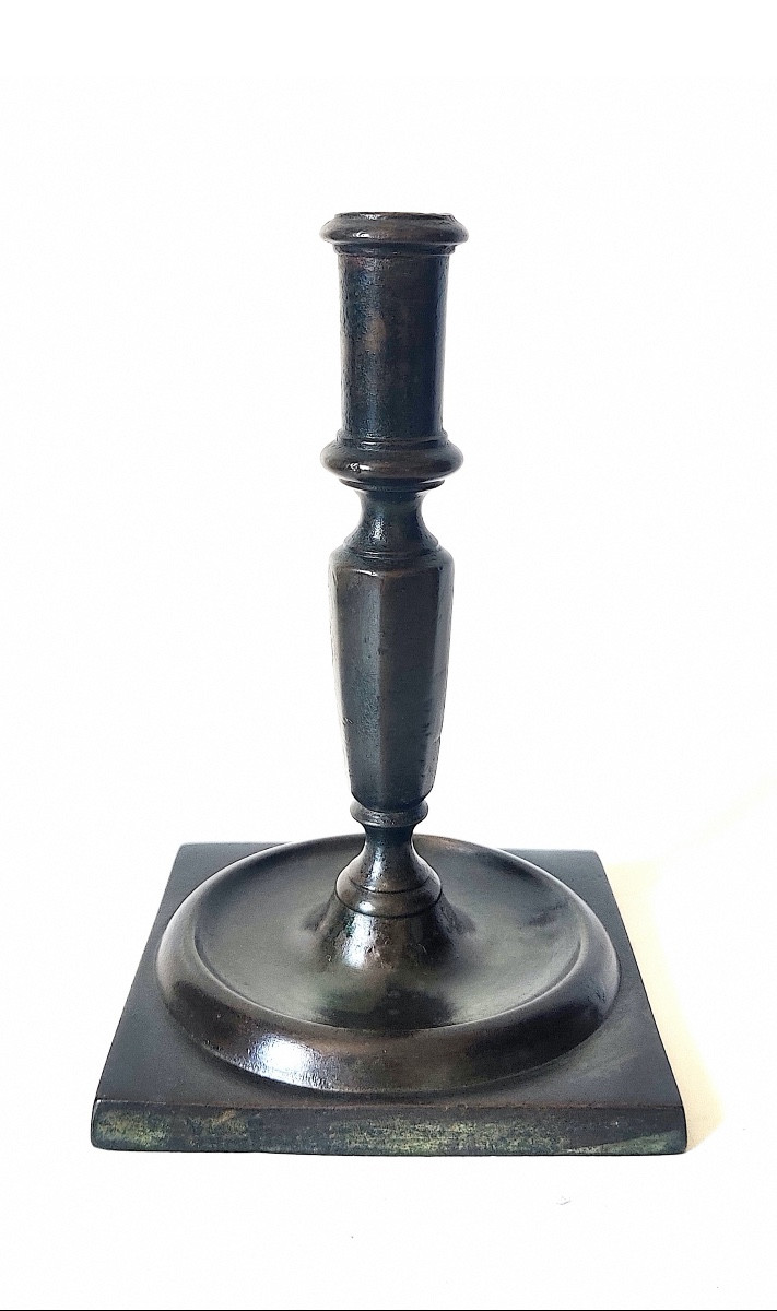 Bougeoir Haute Epoque à basse carrée , bronze à patine brune ,  XVIIème siècle .-photo-2