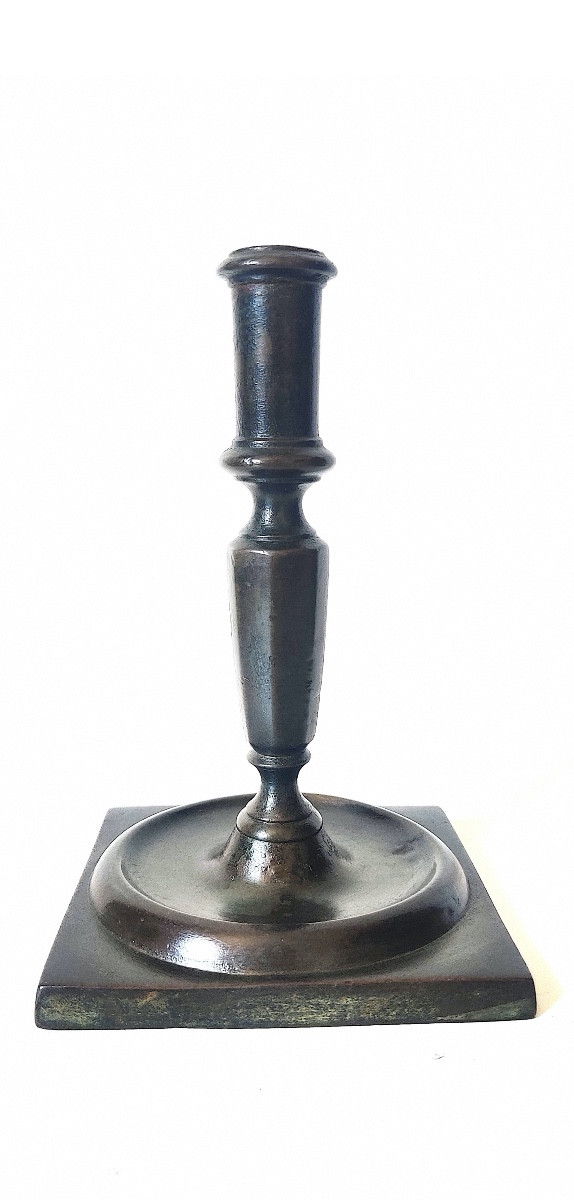 Bougeoir Haute Epoque à basse carrée , bronze à patine brune ,  XVIIème siècle .-photo-3