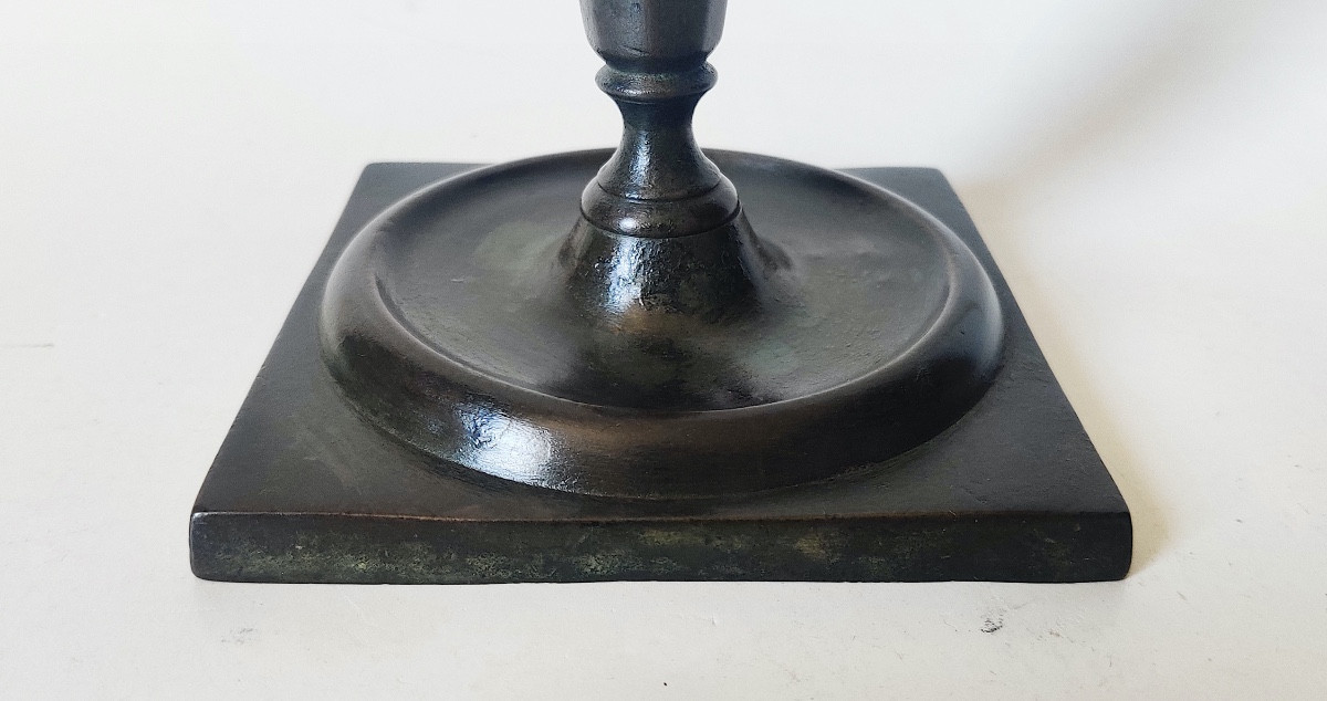 Bougeoir Haute Epoque à basse carrée , bronze à patine brune ,  XVIIème siècle .-photo-2