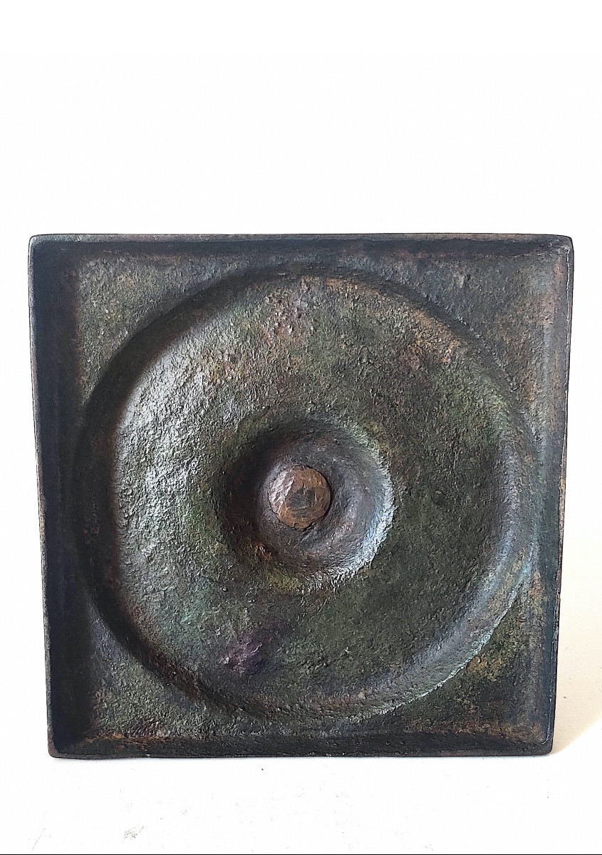 Bougeoir Haute Epoque à basse carrée , bronze à patine brune ,  XVIIème siècle .-photo-3