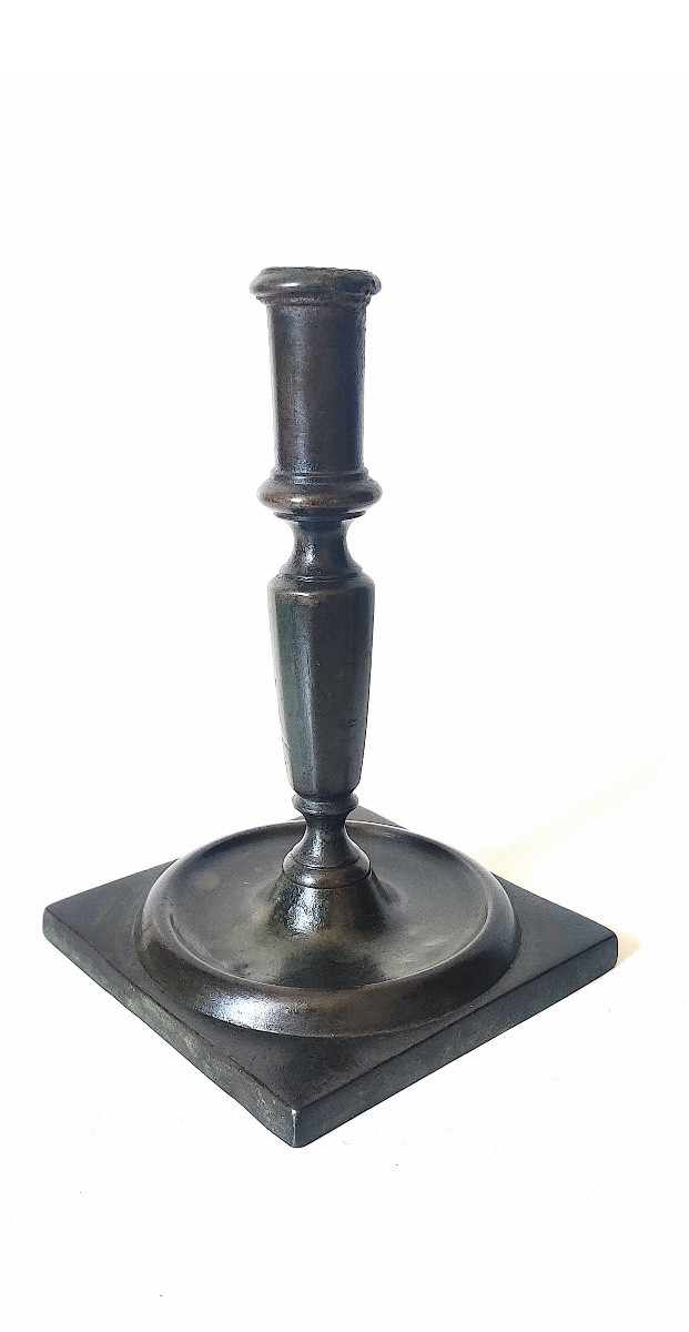 Bougeoir Haute Epoque à basse carrée , bronze à patine brune ,  XVIIème siècle .
