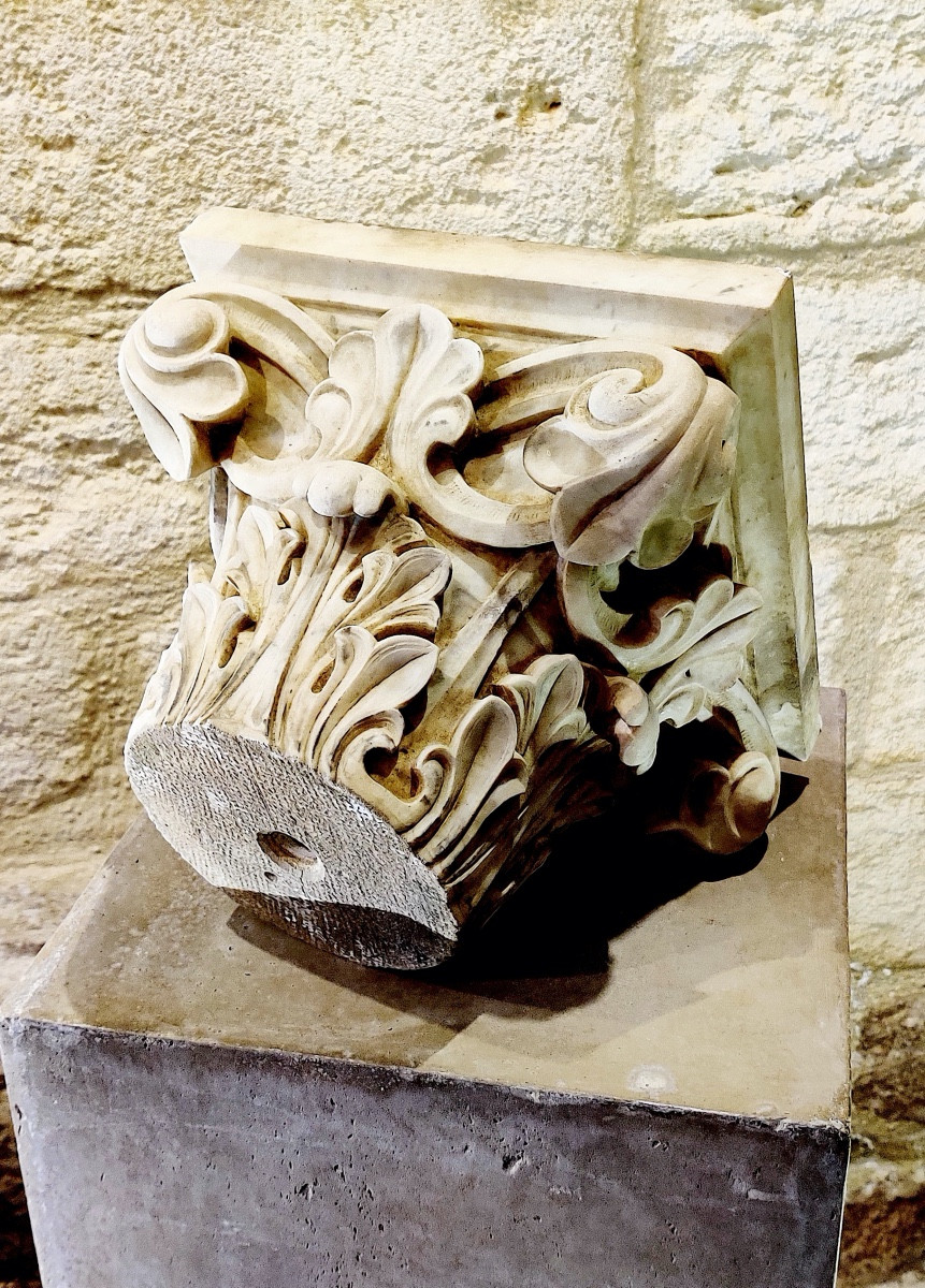 Large Corinthian Capital, All Sides In Sculpted Marble, 19th Century.