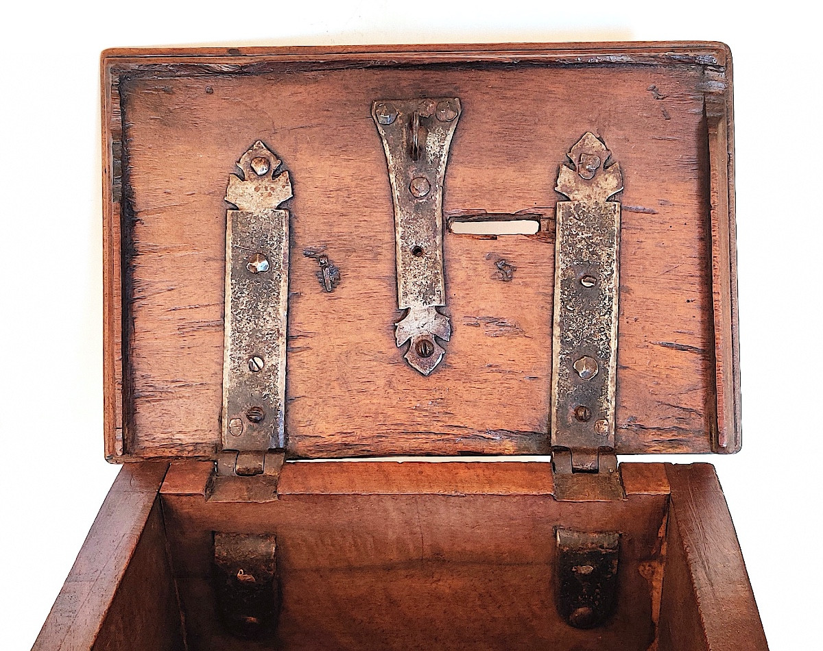 Coffret / Tronc  d'époque Louis XIV  , noyer ciré ,  fin XVIIème/ début XVIIIème .-photo-4