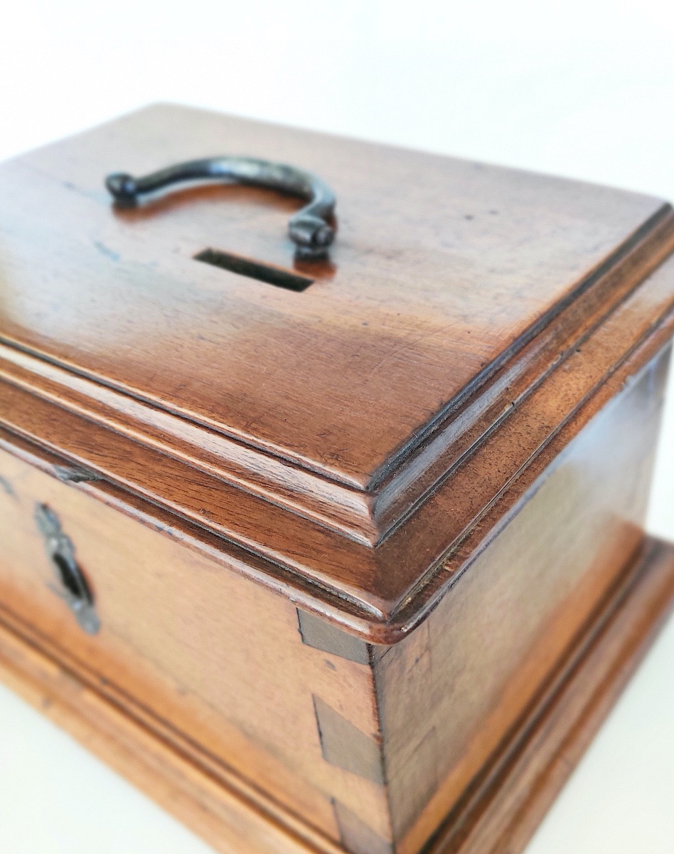 Coffret / Tronc  d'époque Louis XIV  , noyer ciré ,  fin XVIIème/ début XVIIIème .-photo-5