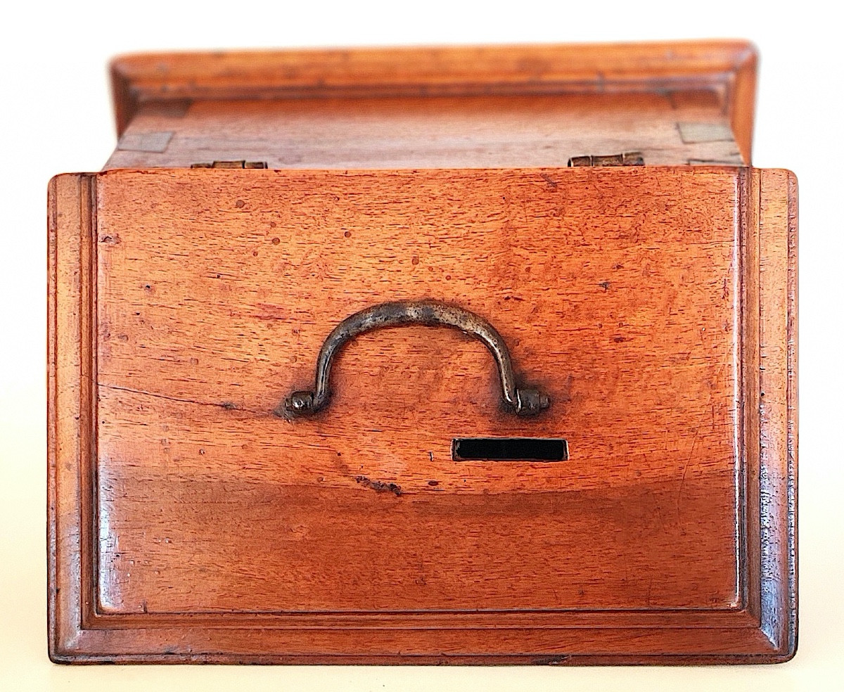 Coffret / Tronc  d'époque Louis XIV  , noyer ciré ,  fin XVIIème/ début XVIIIème .-photo-6