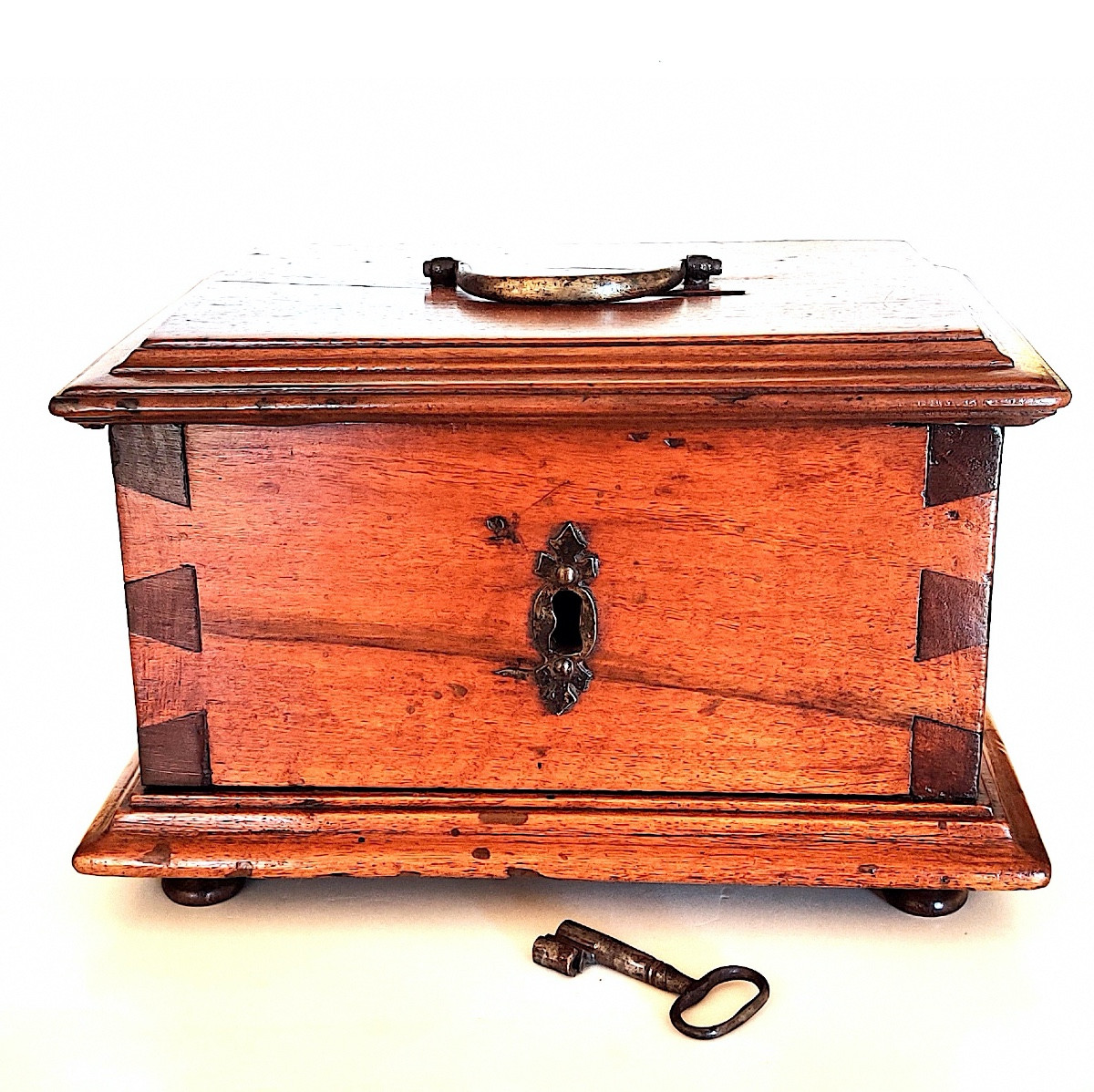 Coffret / Tronc  d'époque Louis XIV  , noyer ciré ,  fin XVIIème/ début XVIIIème .
