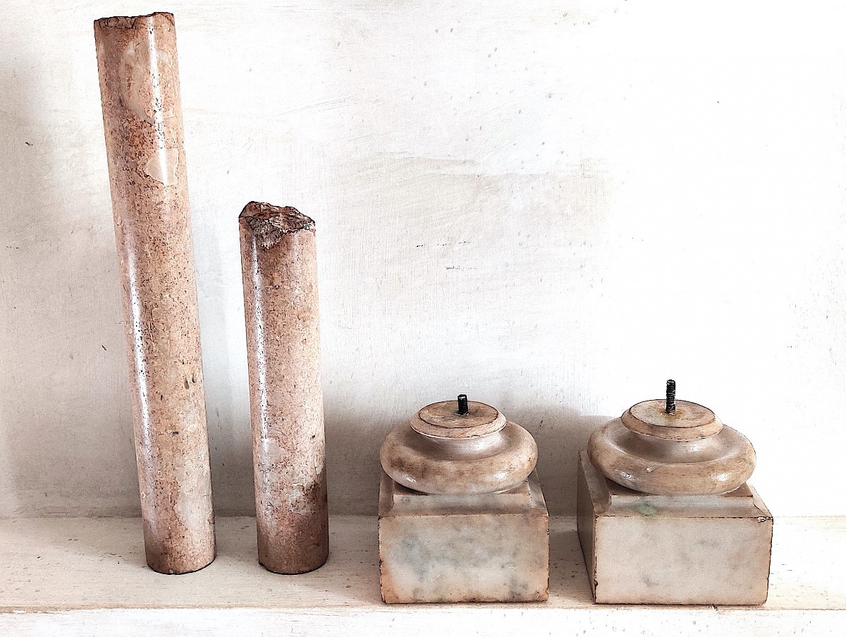 Paire de petites colonnes tronquées en marbre pour cabinet de curiosités , Italie , XIXème .-photo-4