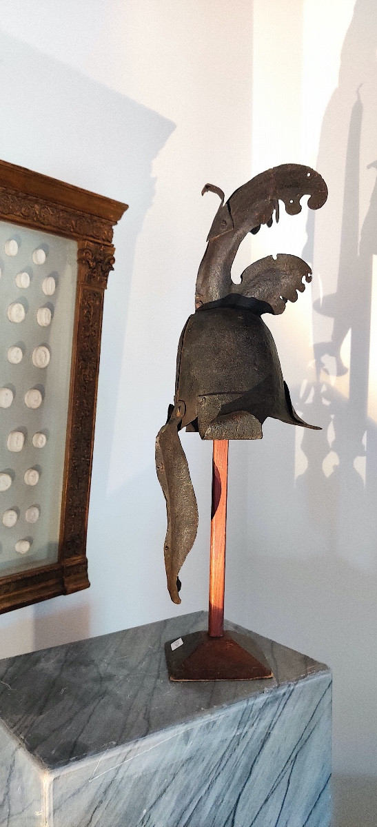 Large Wrought Iron Sign Element From The 17th Century, Depicting An Antique Helmet. -photo-3