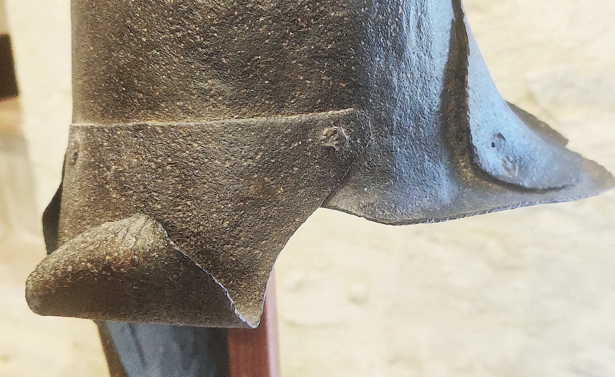 Large Wrought Iron Sign Element From The 17th Century, Depicting An Antique Helmet. -photo-4