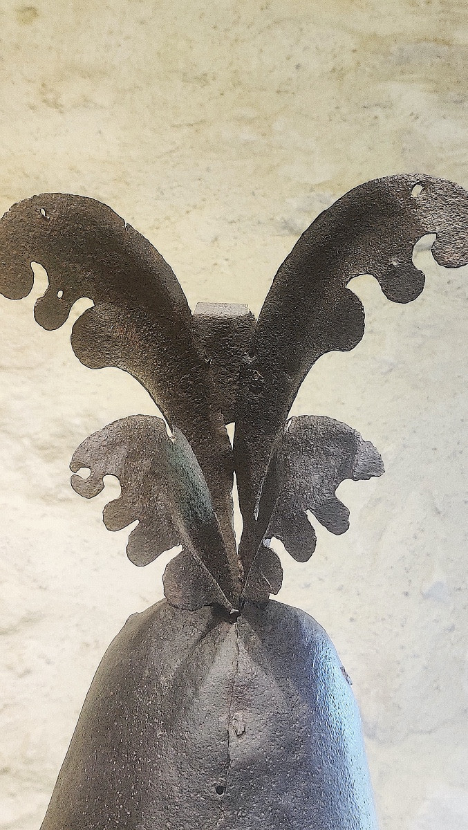 Large Wrought Iron Sign Element From The 17th Century, Depicting An Antique Helmet. -photo-5