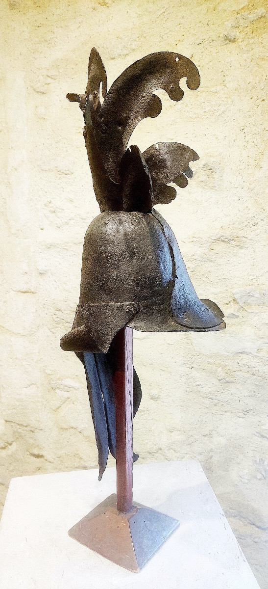 Large Wrought Iron Sign Element From The 17th Century, Depicting An Antique Helmet. 