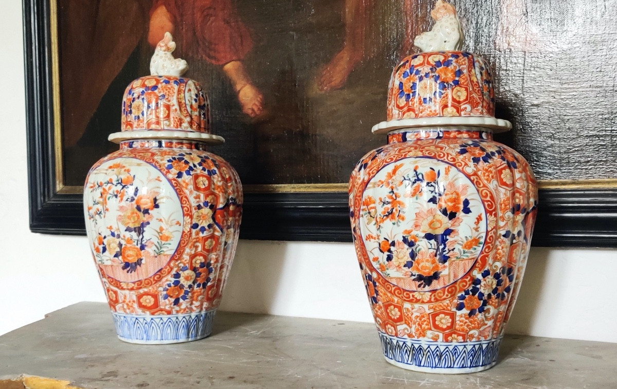 Pair Of Large Covered Porcelain Vases From Imari, 19th Century.