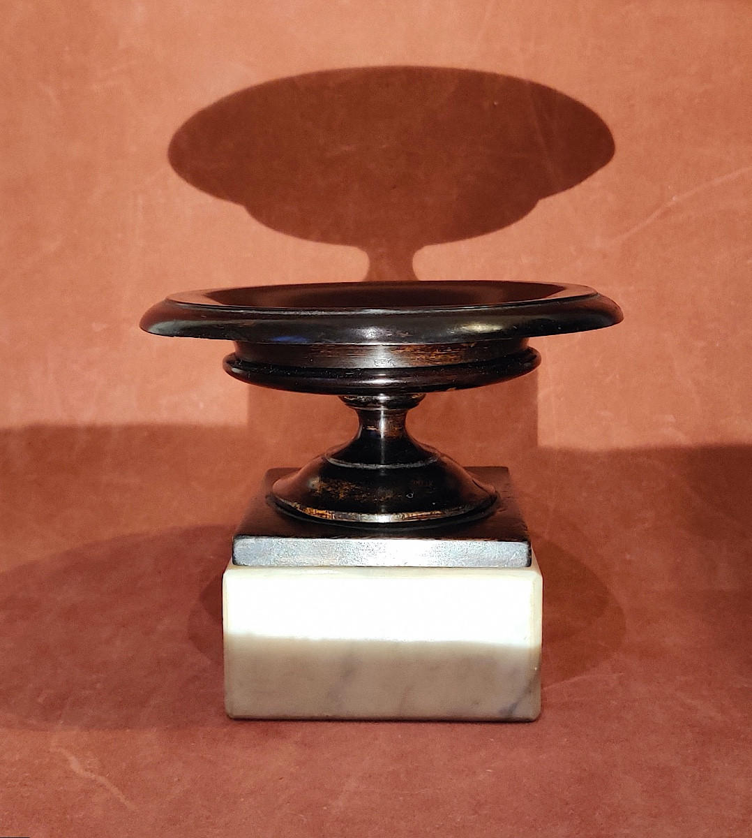 Small Turned Wooden Bowl On A Marble Base, A Masterful Object From The Early 19th Century.