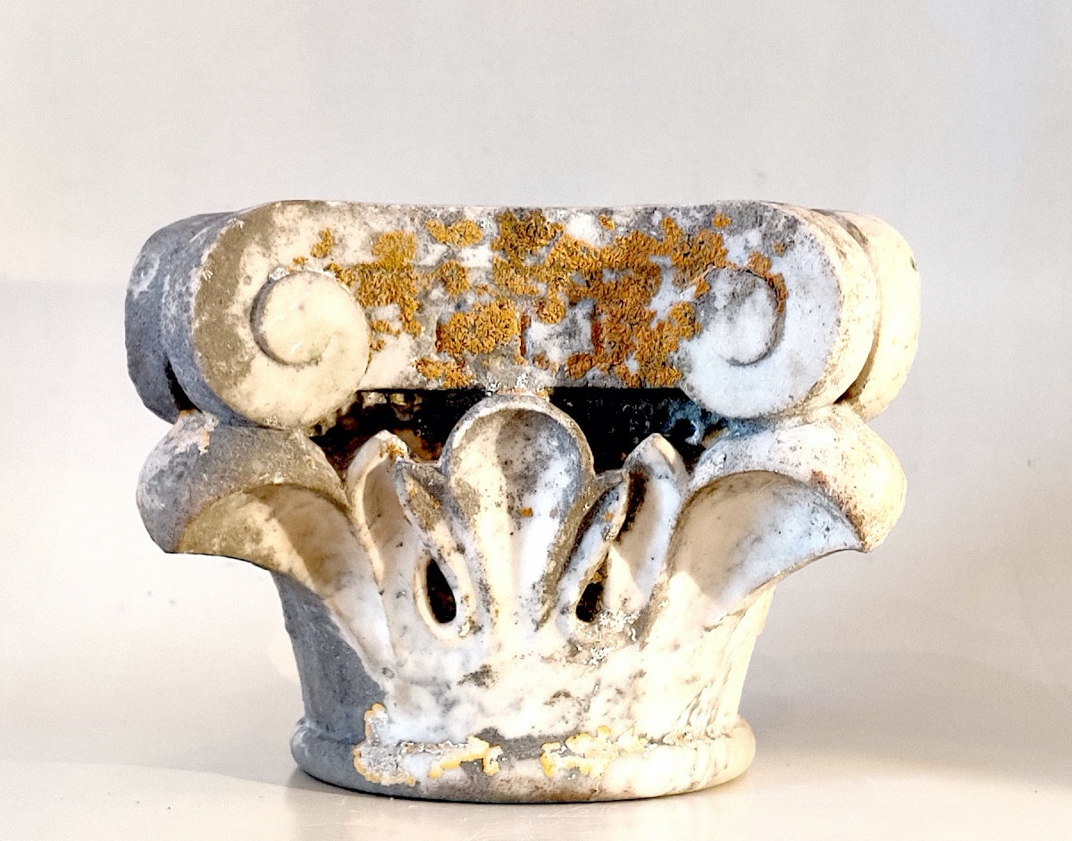 Chapiteau d'ordre corinthien en marbre blanc sculpté , époque XIXème