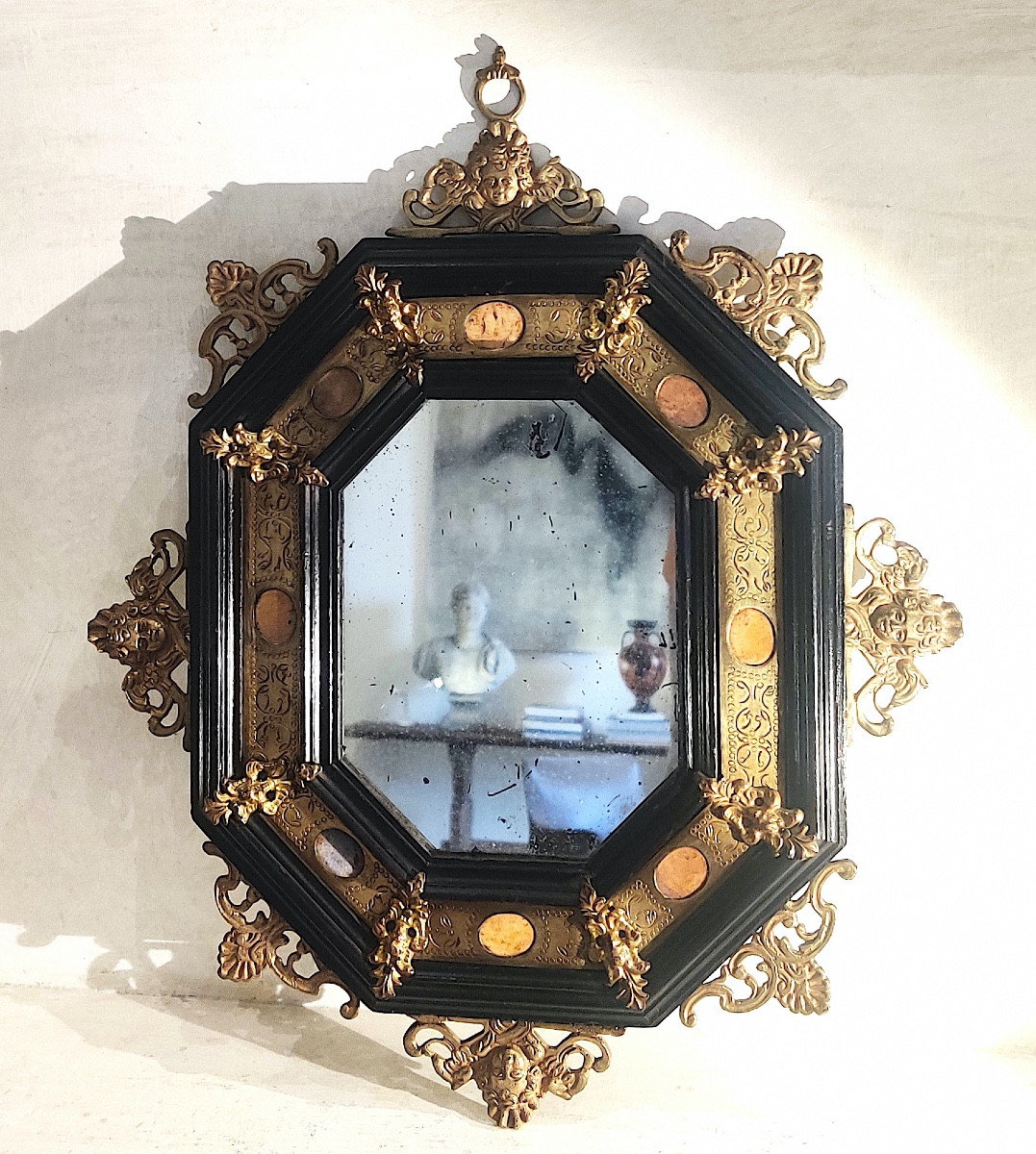 Petit miroir octogonal italien de style Renaissance  d'époque XIXème .