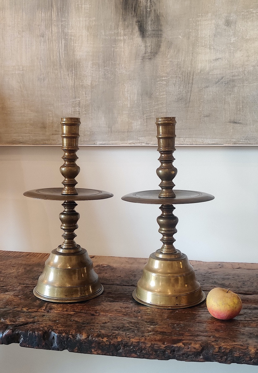 Paire de grands bougeoirs à disque en bronze , Hollande , XVIIIème-photo-2