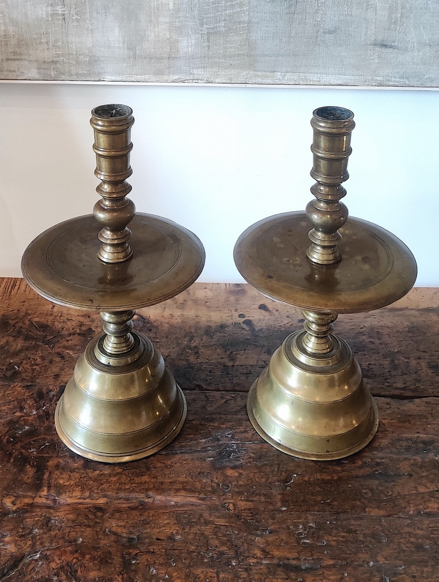Paire de grands bougeoirs à disque en bronze , Hollande , XVIIIème-photo-4