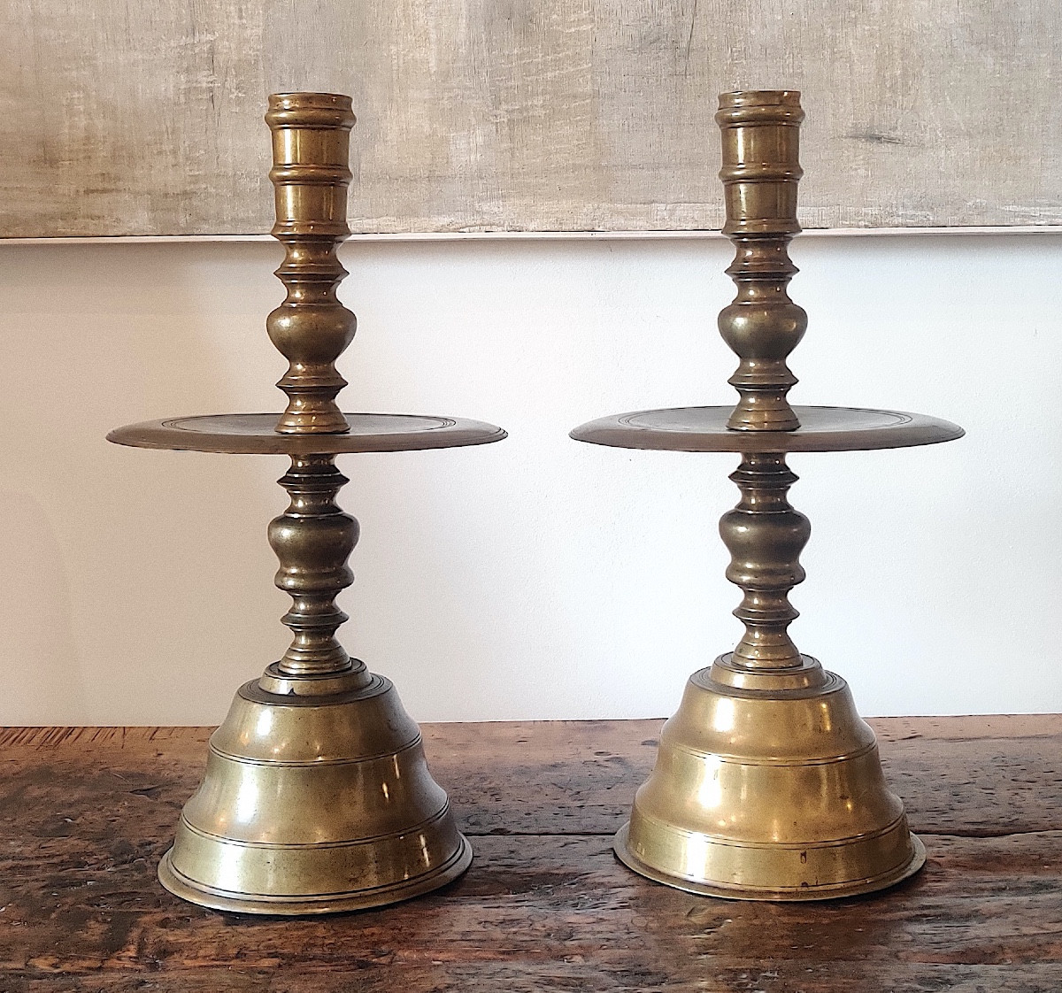Paire de grands bougeoirs à disque en bronze , Hollande , XVIIIème