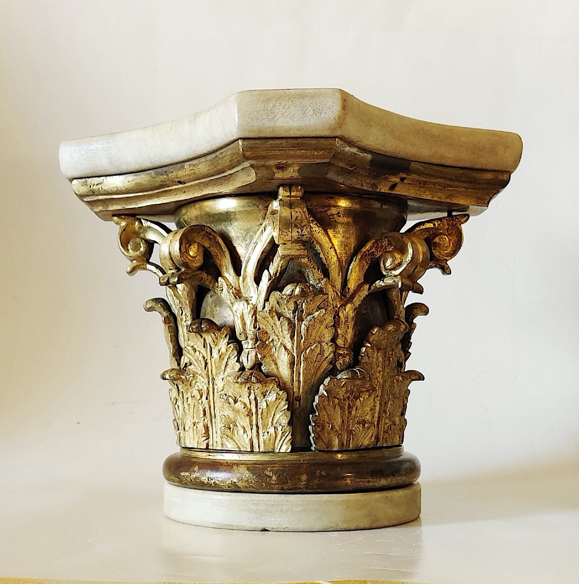 Grand socle/présentoir " Chapiteau corinthien" , bronze doré et marbre , Italie, époque XIXème
