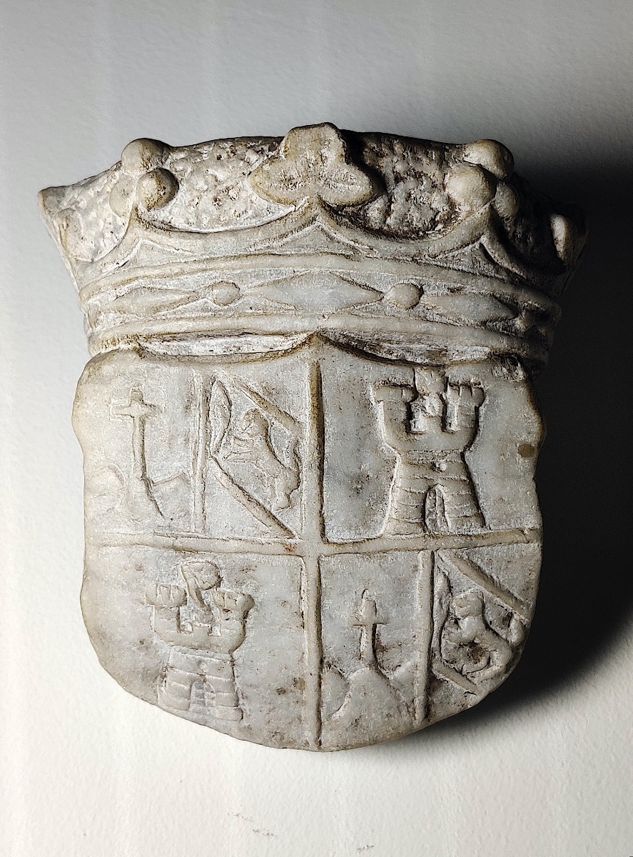 Petit blason nobiliaire Haute Epoque , marbre sculpté , Italie , fin XVIème