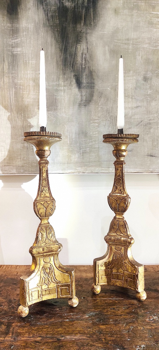Paire de grands bougeoirs en bois doré , Italie , fin XVIIIème .