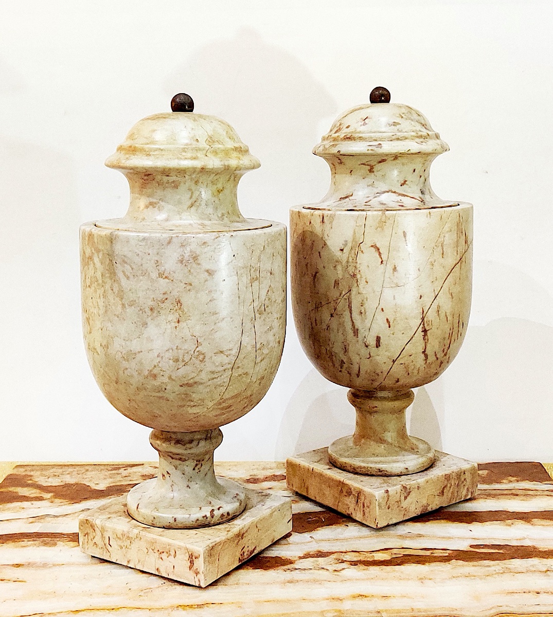 Paire de pots couverts de style néoclassique en marbre tourné , milieu XXème-photo-2