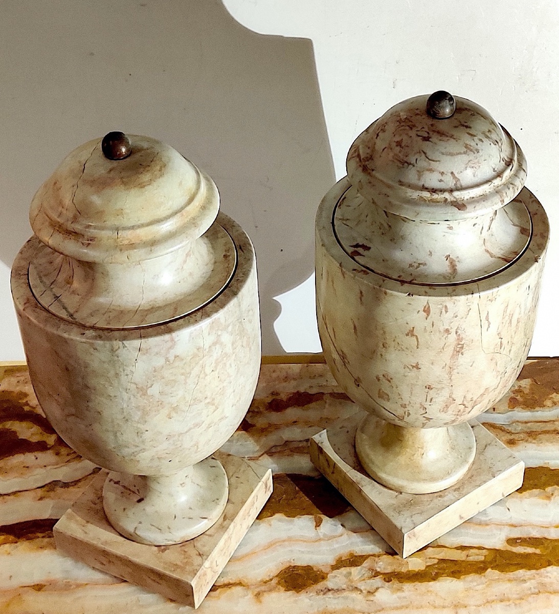 Paire de pots couverts de style néoclassique en marbre tourné , milieu XXème-photo-1