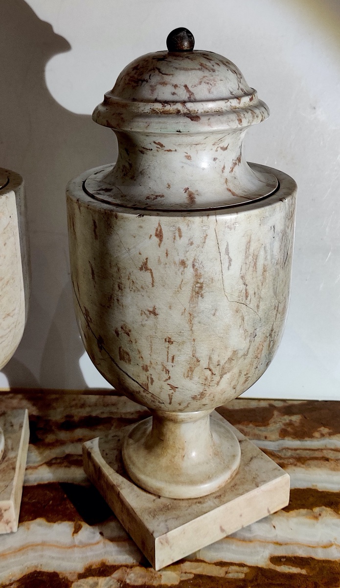 Paire de pots couverts de style néoclassique en marbre tourné , milieu XXème-photo-6