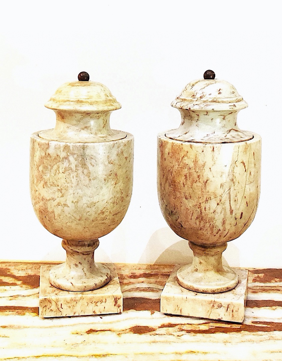 Paire de pots couverts de style néoclassique en marbre tourné , milieu XXème