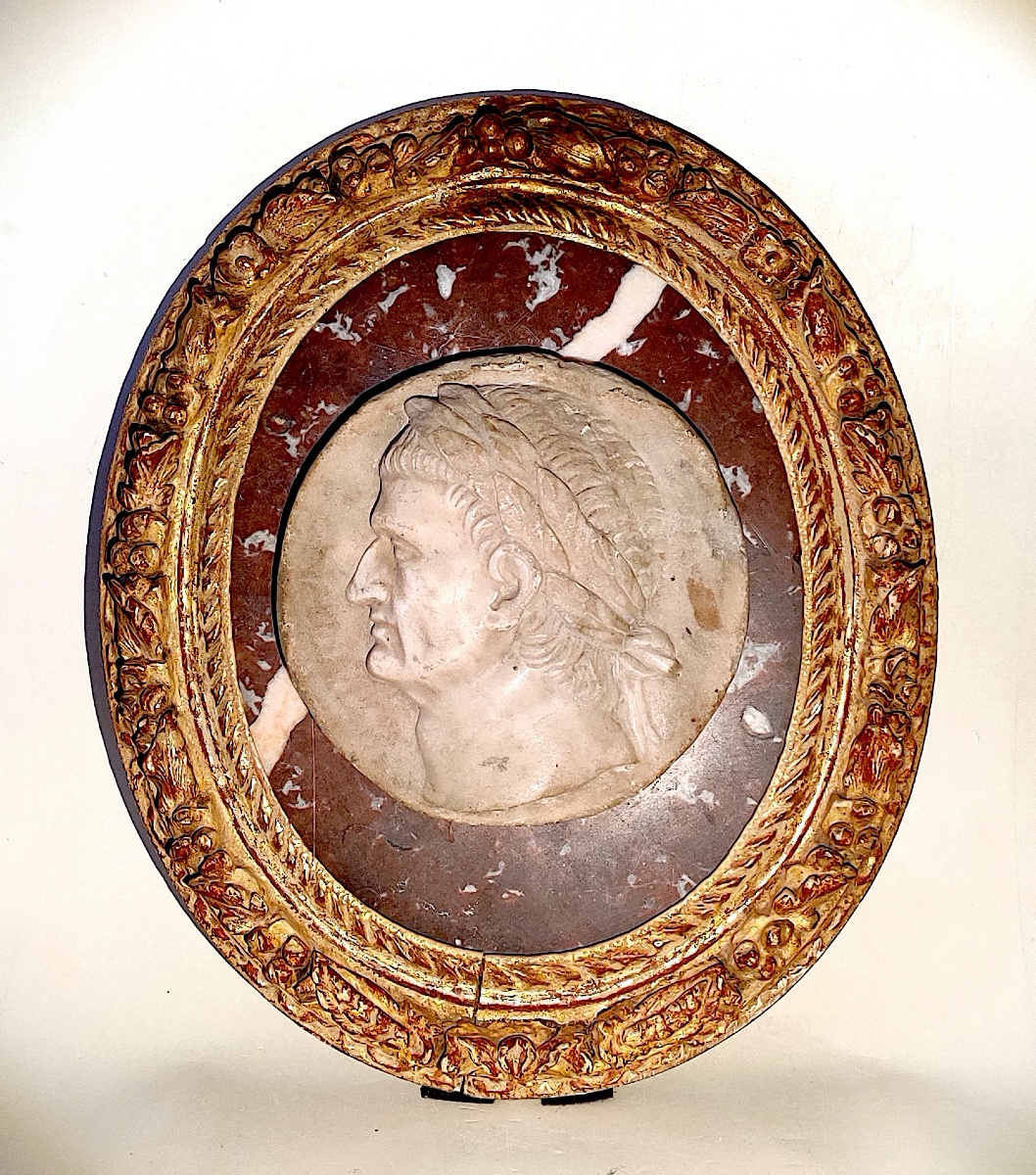 Portrait encadré d'Empereur Romain en marbre sculpté fin XVIIIème .
