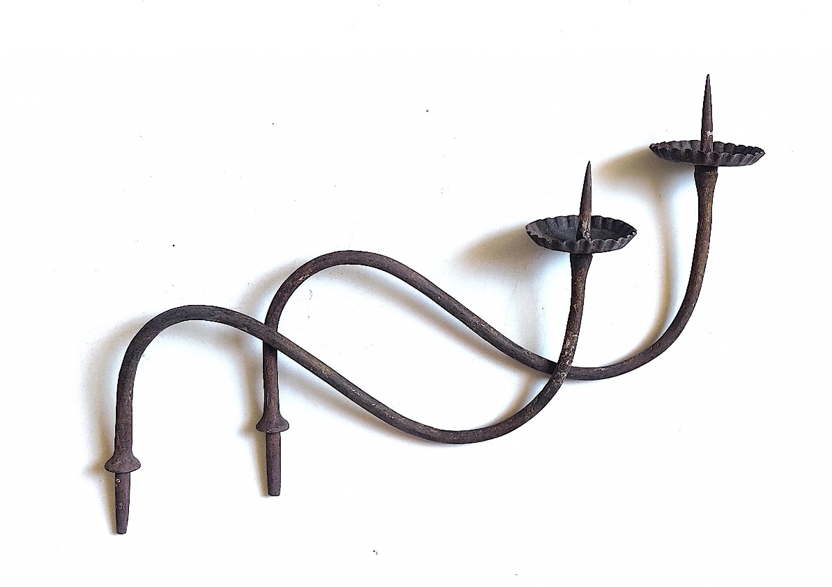 Paire de grands bras de lumière LXIV en fer forgé d'époque XVII/XVIIIème .-photo-2