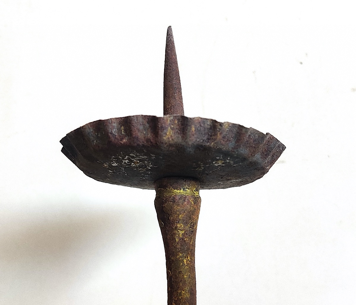 Paire de grands bras de lumière LXIV en fer forgé d'époque XVII/XVIIIème .-photo-3