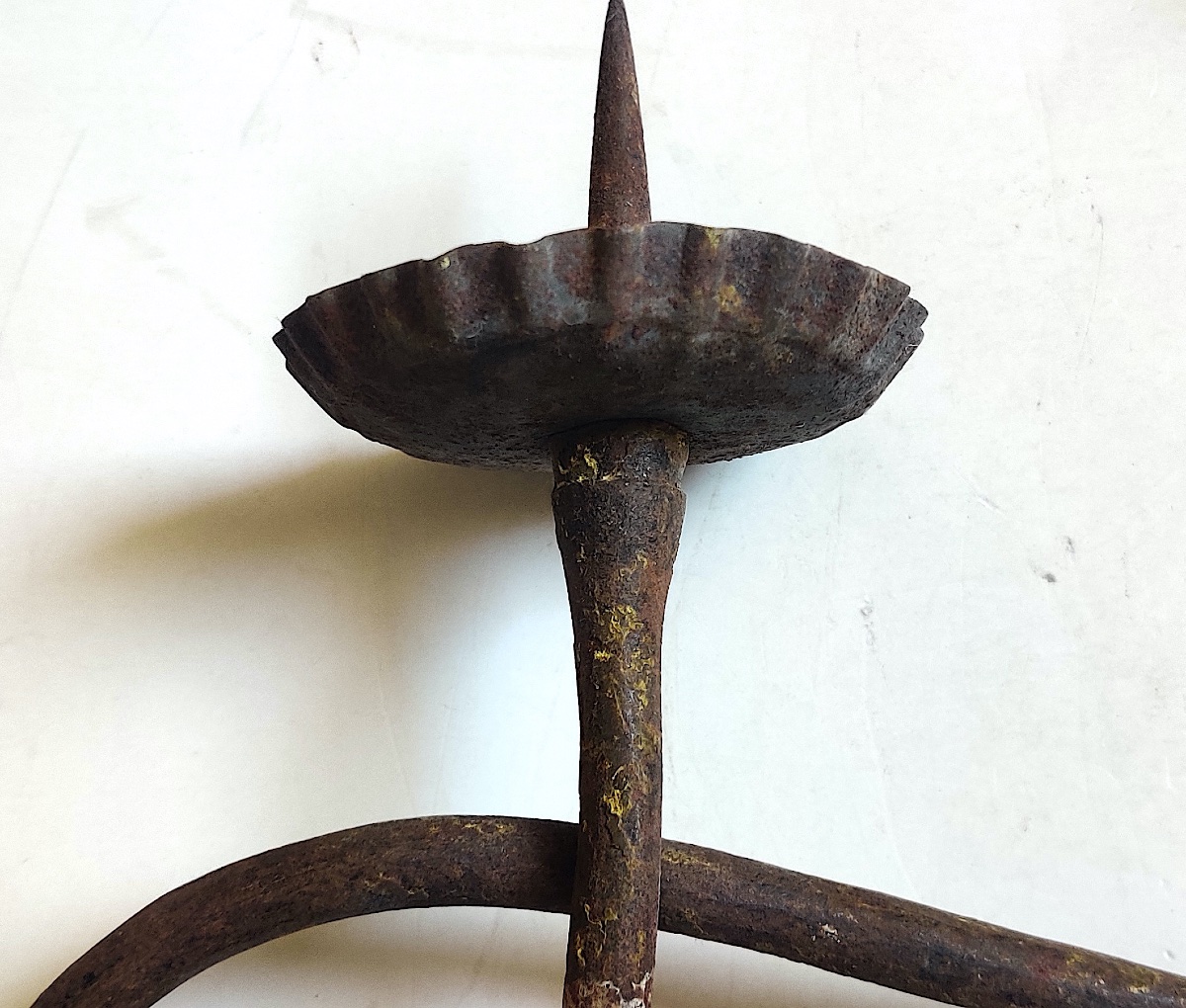 Paire de grands bras de lumière LXIV en fer forgé d'époque XVII/XVIIIème .-photo-4